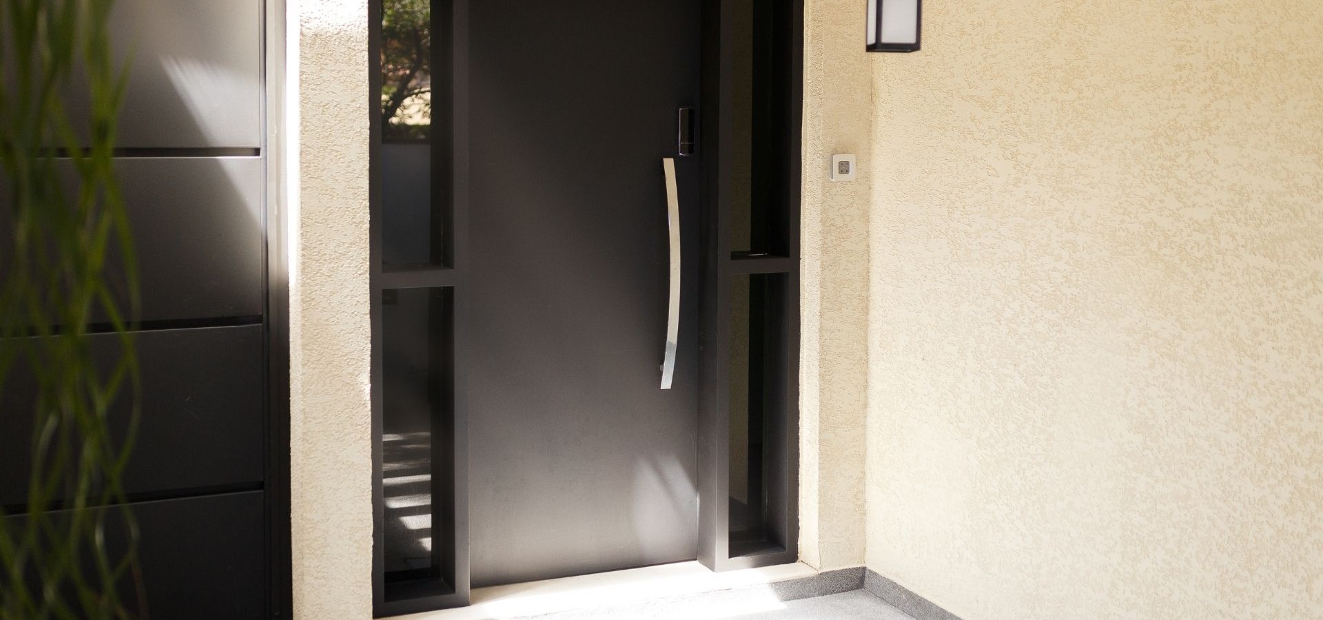 Συνεπίπεδες πόρτες εισόδου & θωρακισμένες