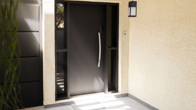 Συνεπίπεδες πόρτες εισόδου & θωρακισμένες