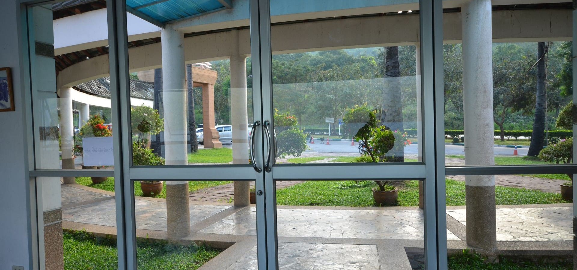 Συνεπίπεδες Πόρτες: Η νέα αρχιτεκτονική τάση σε μοντέρνες κατοικίες